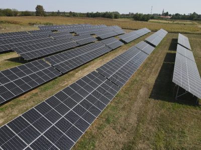 Egy naperőmű elkészülését követően így zajlik az üzembehelyezés, bekötés, majd az előre feltölthető villanyóra kialakítása - lapozzák végig képes beszámolónkat!